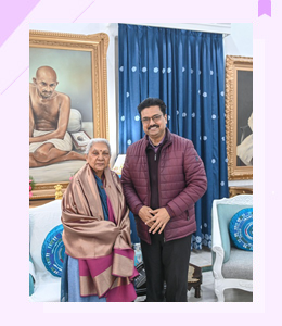 DU VC met with Smt. Anandiben Patel, Hon'ble Governor, Uttar Pradesh at Raj Bhawan Lucknow
